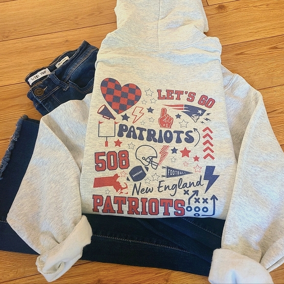 New England Patriots Retro Collage Hoodie Sweatshirt - Picture 1 of 2